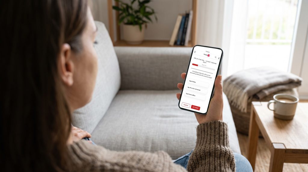 Kvinna i soffan svarar på frågorna i 7H Krafts avtalsguide i mobilen